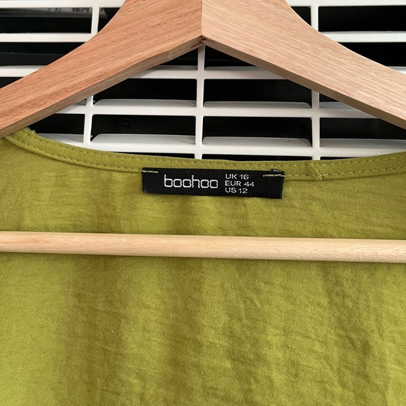 Green Wrap Crop Top with Fun Billowy Sleeves - Picture 3 of 3